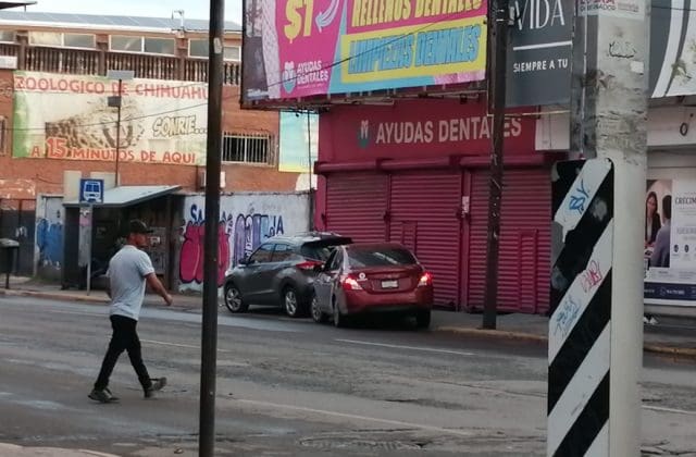 Reportan choque leve y filtración de agua en vialidades de Chihuahua