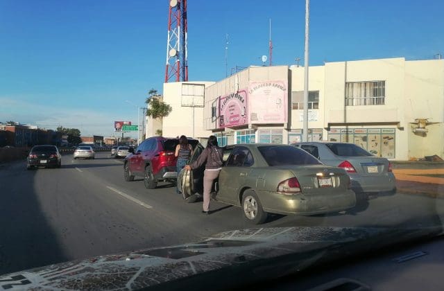 Choque y auto varado complican circulación en Teófilo Borunda