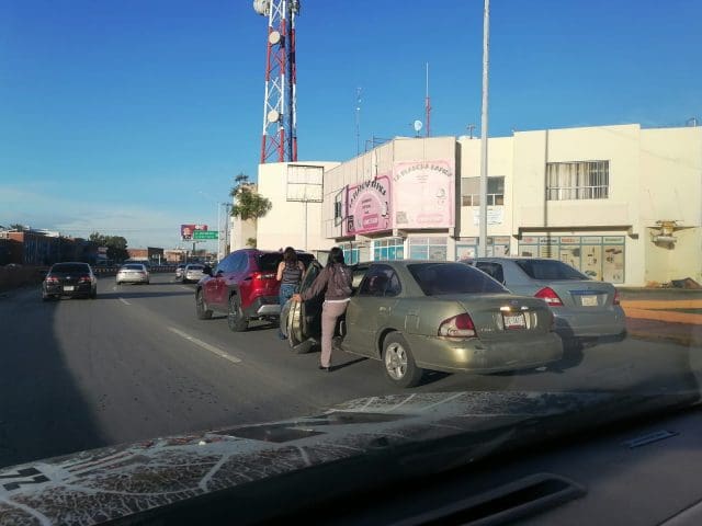 Choque y auto varado complican circulación en Teófilo Borunda