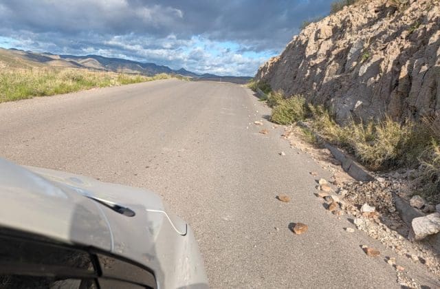 Denuncian desgajamiento de cerro sobre calle Real Escondido en Altozano