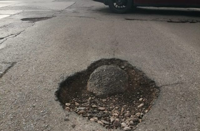 Alertan por megabache en avenida Universidad y Las Américas