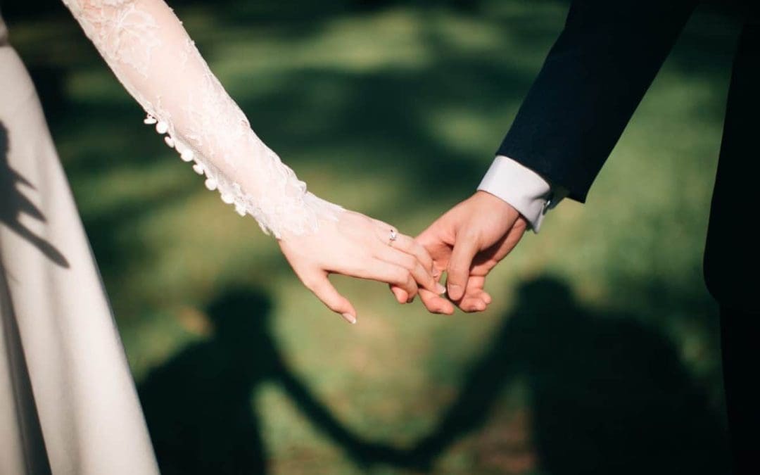Mexicanos se casan cada vez más tarde; edad para llegar al altar sube 4 años: INEGI