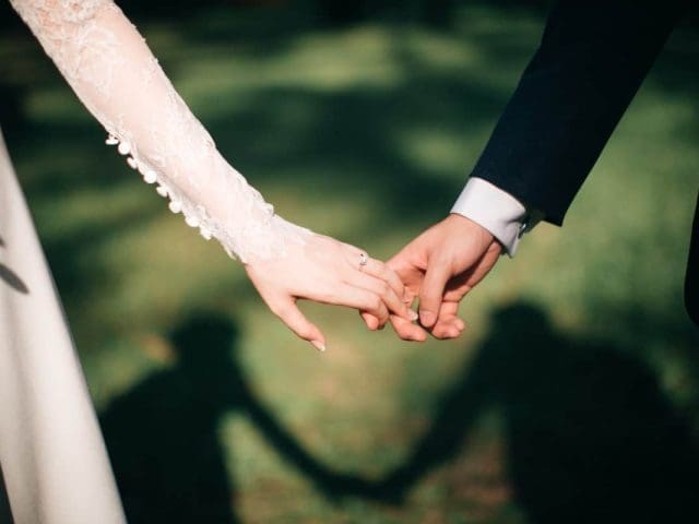 Mexicanos se casan cada vez más tarde; edad para llegar al altar sube 4 años: INEGI