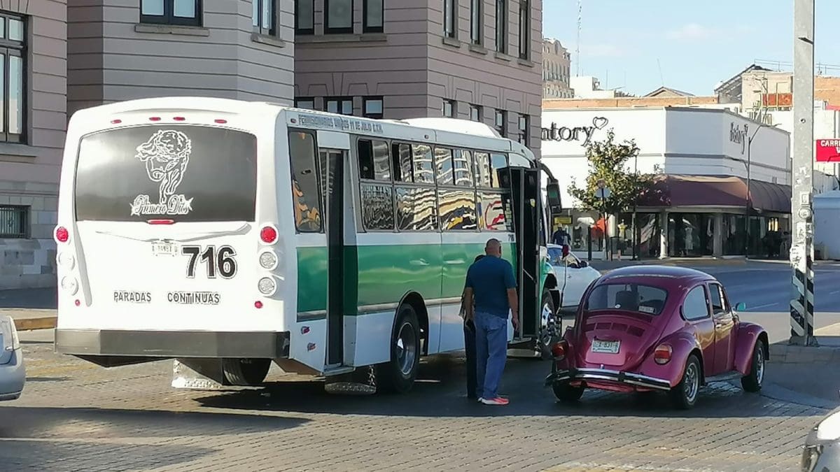 Choque entre camión de Ávalos y “vochito” provoca caos vial en Juárez y Carranza