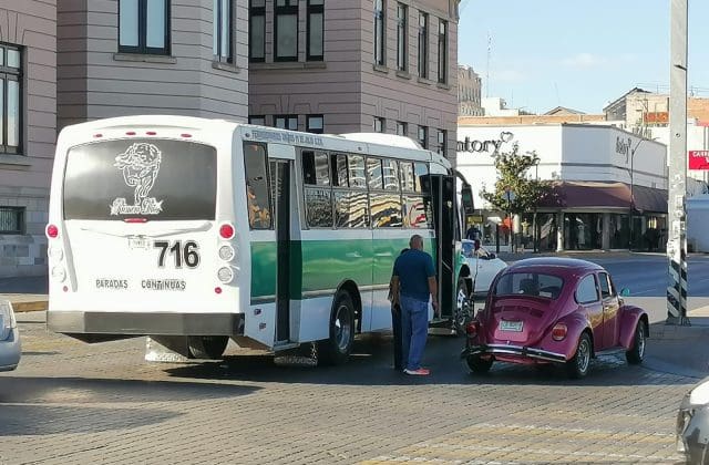 Choque entre camión de Ávalos y “vochito” provoca caos vial en Juárez y Carranza