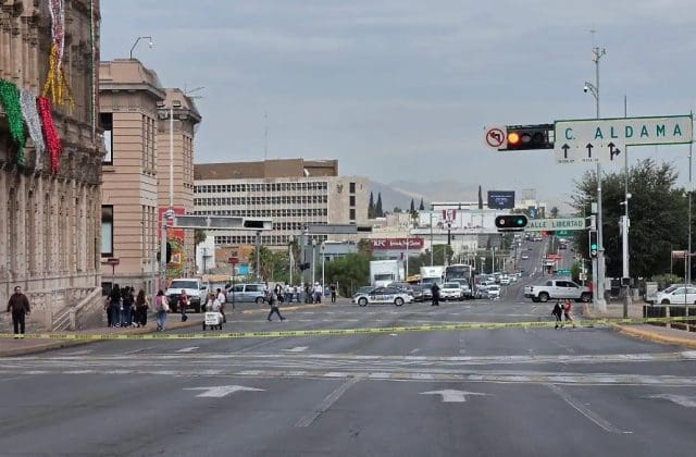 Protesta de trabajadores de la UACH desquicia tráfico en el Centro
