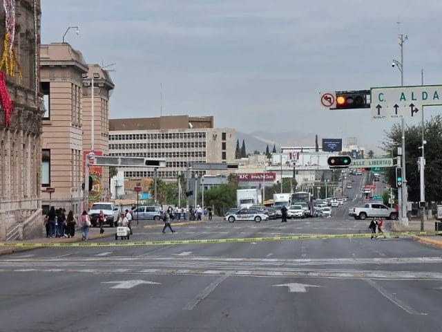 Protesta de trabajadores de la UACH desquicia tráfico en el Centro