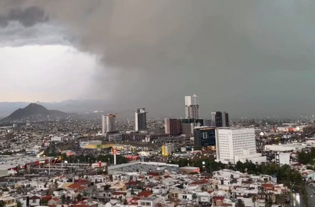 Temporal lluvioso deja vehículos varados, árboles caídos e inundaciones en Chihuahua