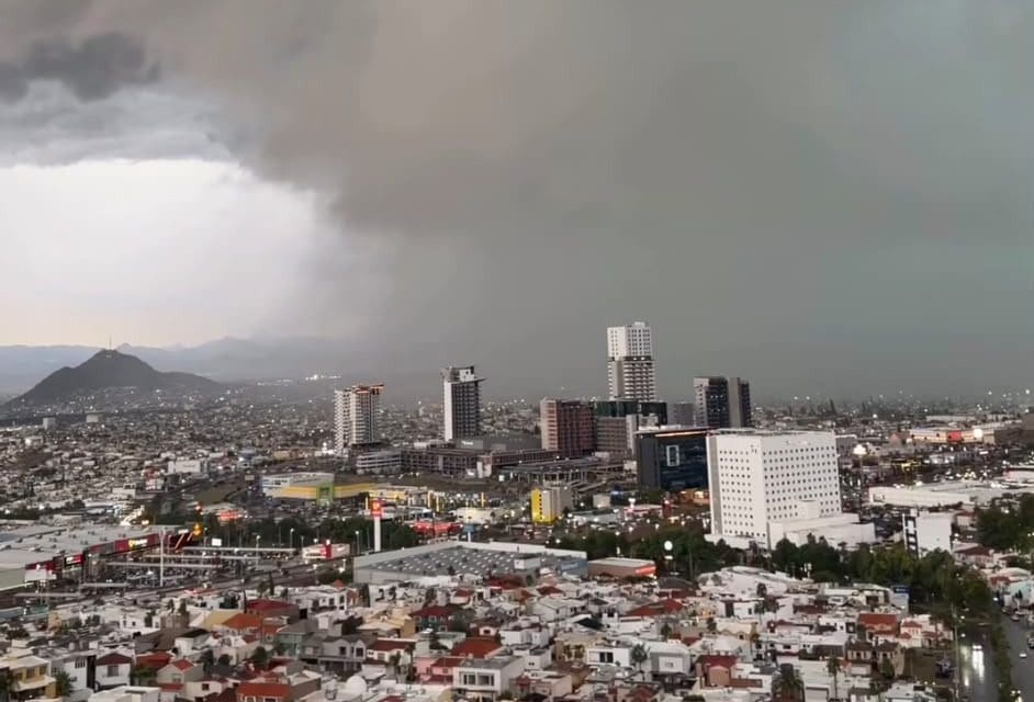 Temporal lluvioso deja vehículos varados, árboles caídos e inundaciones en Chihuahua