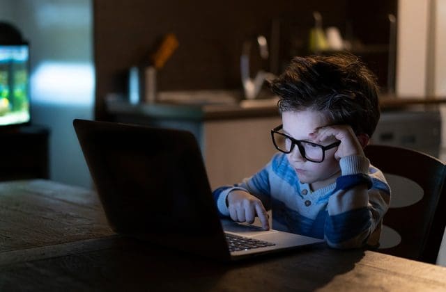 FGE alerta a padres sobre ciberbullying y delitos contra menores en internet