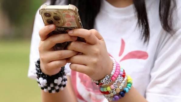 Congreso aprueba nuevas restricciones para el uso de redes sociales por menores