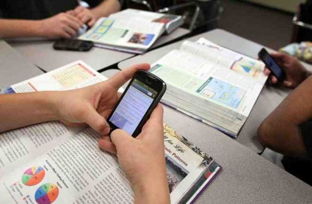 Restringirán uso de celulares en primarias y secundarias de Chihuahua