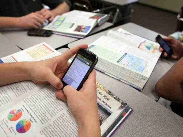Restringirán uso de celulares en primarias y secundarias de Chihuahua