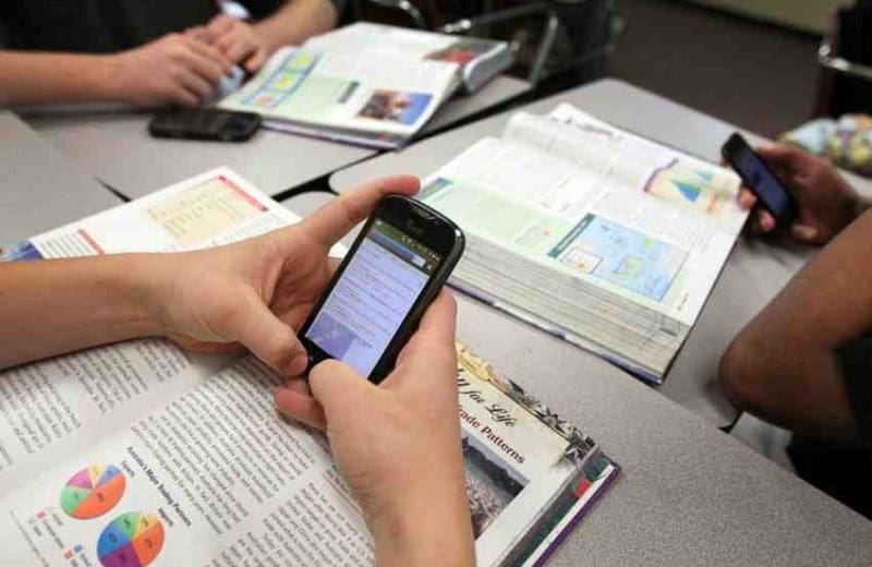 Restringirán uso de celulares en primarias y secundarias de Chihuahua