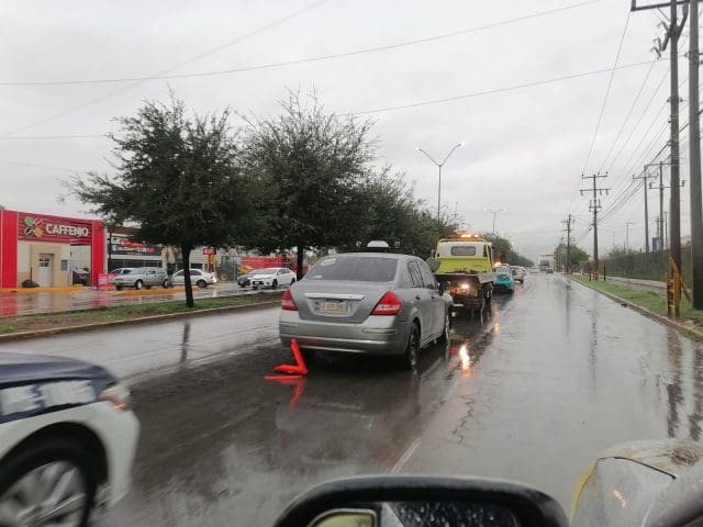 Fuerte choque entre taxi y vehículo particular en avenida Homero