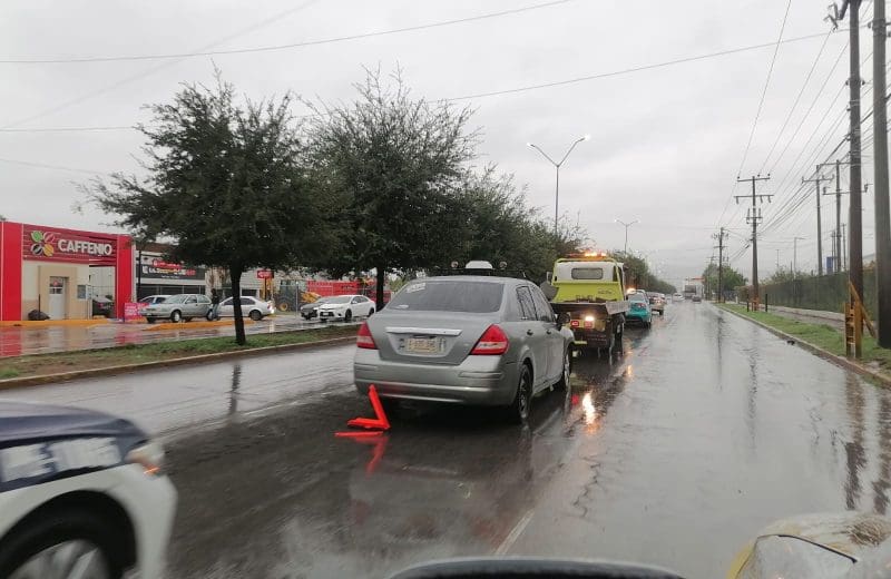 Fuerte choque entre taxi y vehículo particular en avenida Homero