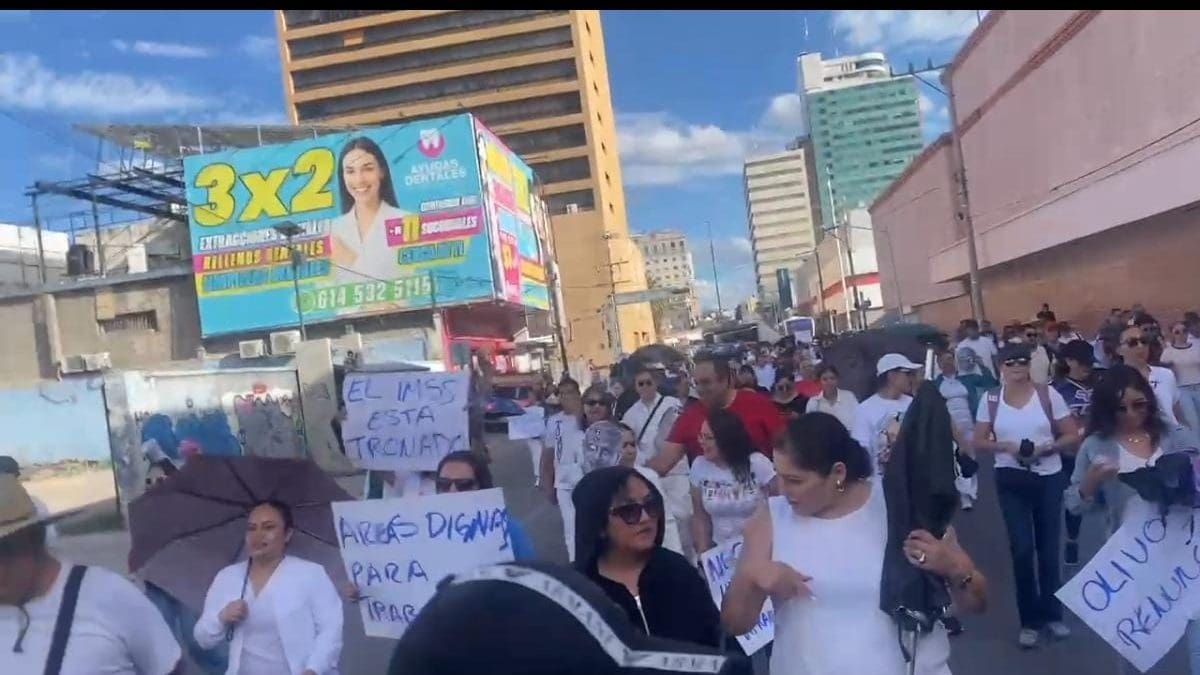 Marchan trabajadores del IMSS en Chihuahua