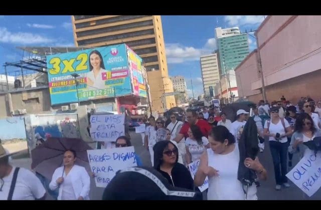 Marchan trabajadores del IMSS en Chihuahua