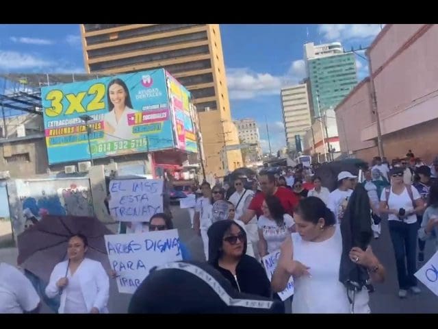 Marchan trabajadores del IMSS en Chihuahua