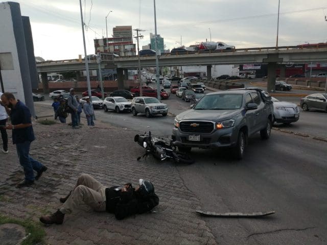 Atropellan a motociclista en Independencia y Teófilo Borunda; provoca caos vial