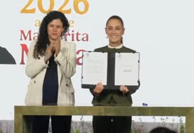 Sheinbaum firma decreto que obliga a redes sociales a retirar contenidos violentos para menores