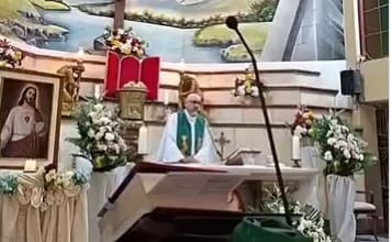 ¡TRAGEDIA EN ECUADOR! Muere sacerdote al caerle cruz de madera en plena misa (video)