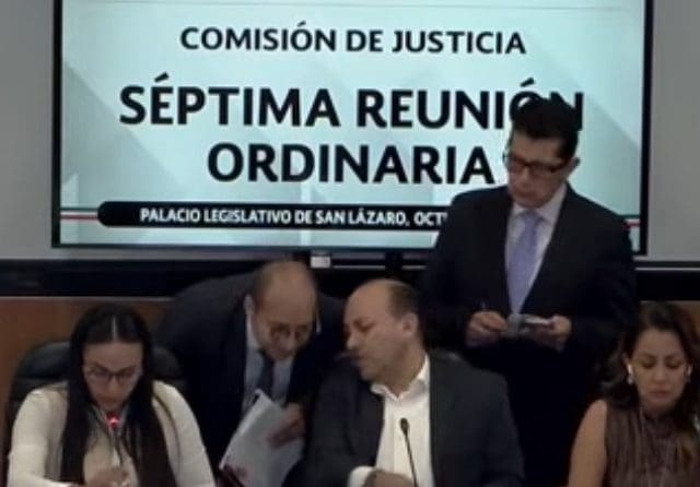 Avanza “Ley Antimemes”; oposición advierte riesgo de censura