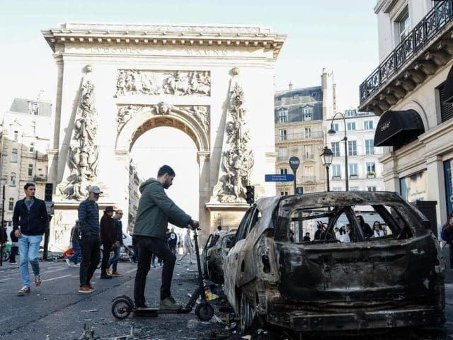 Anuncia Francia toques de queda tras disturbios y saqueos
