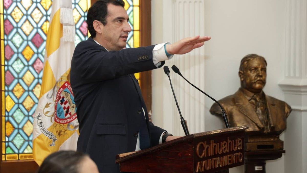 Rene Chavira rinde protesta como presidente municipal suplente de Chihuahua