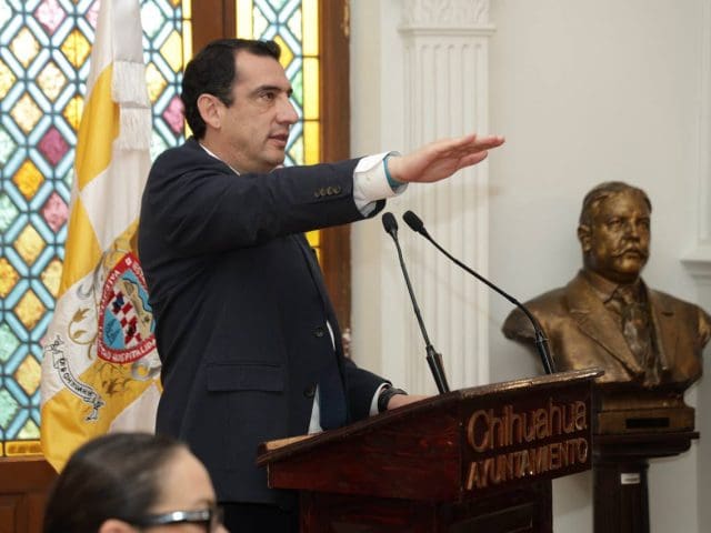 Rene Chavira rinde protesta como presidente municipal suplente de Chihuahua