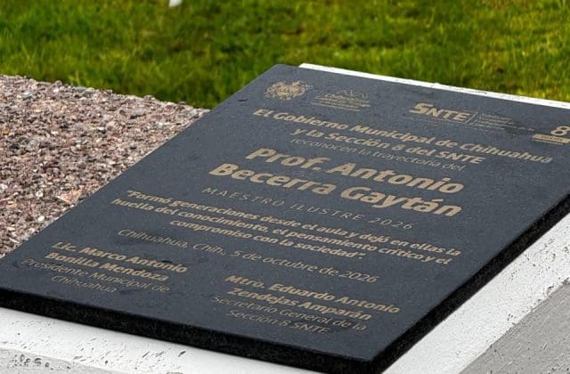 Agregan placa en honor al maestro Antonio Becerra Gaytán