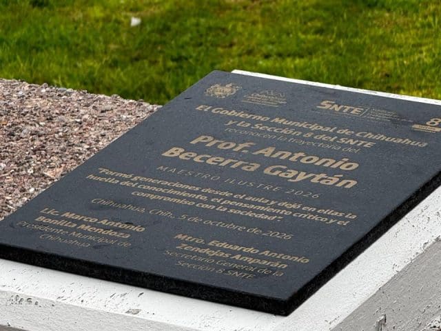 Agregan placa en honor al maestro Antonio Becerra Gaytán
