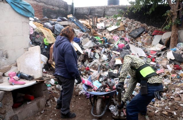 Retiran 49.5 toneladas de basura acumulada en vivienda de la colonia Villa