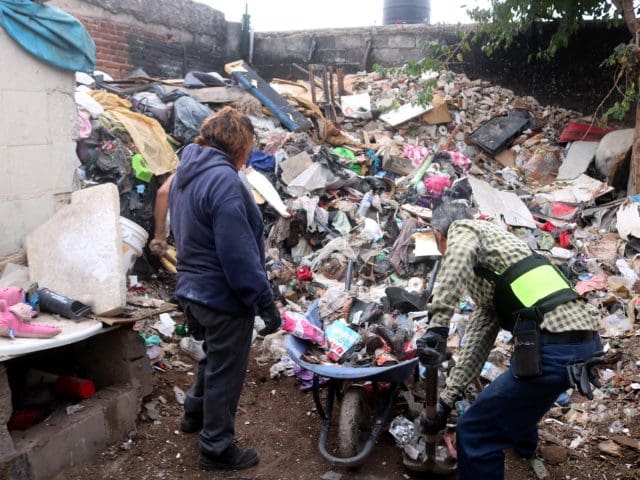 Retiran 49.5 toneladas de basura acumulada en vivienda de la colonia Villa