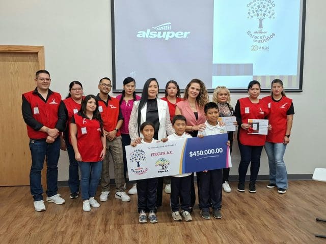 Entregan 1.5 millones de pesos a tres organizaciones mediante programa de redondeo