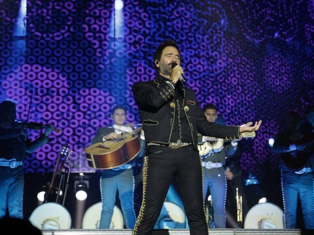 Alejandro Fernández reúne a 40 mil personas en el cierre del FICUU 2026