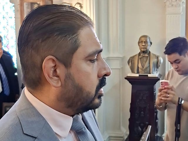 Cuestiona Hugo González sobrecostos y falta de seguridad en colonias de Chihuahua