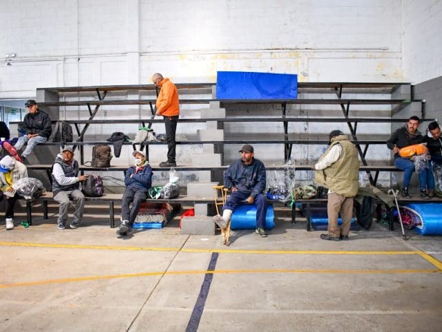 Habilitan dos refugios temporales por lluvias y bajas temperaturas en la capital. 