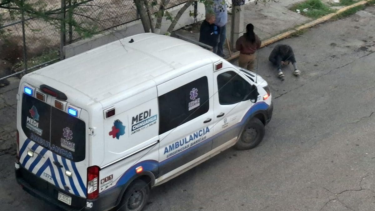 Atienden a hombre con heridas y posibles convulsiones en la calle Josué Neri Santos