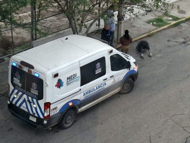 Atienden a hombre con heridas y posibles convulsiones en la calle Josué Neri Santos