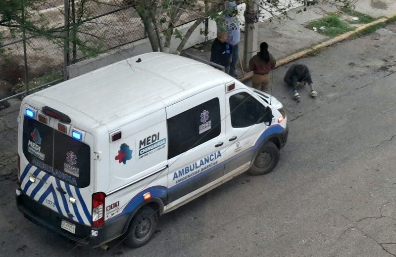 Atienden a hombre con heridas y posibles convulsiones en la calle Josué Neri Santos