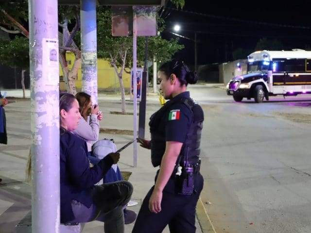 Mujeres de maquiladoras son acompañadas por la policía municipal