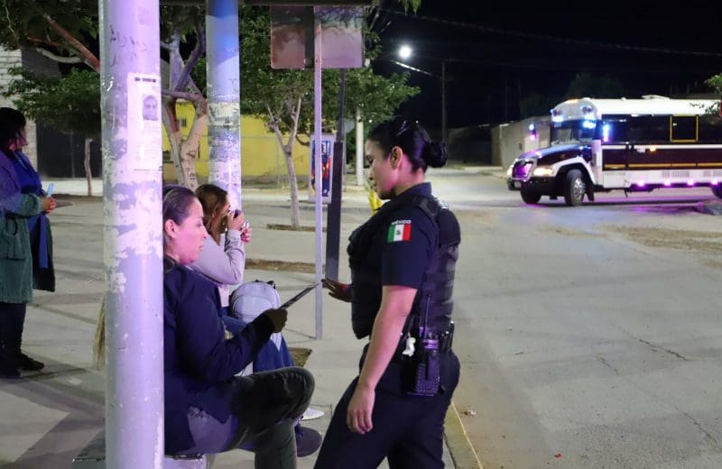 Mujeres de maquiladoras son acompañadas por la policía municipal