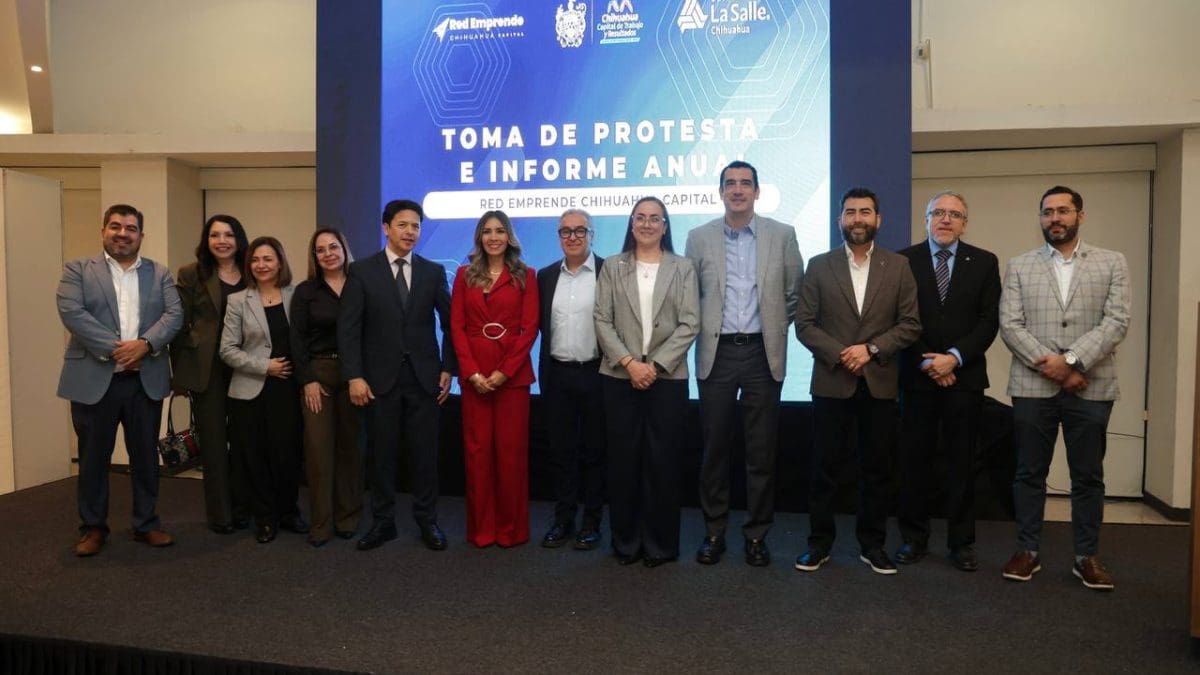 Rene Chavira toma protesta a nueva Mesa directiva de Red Emprende