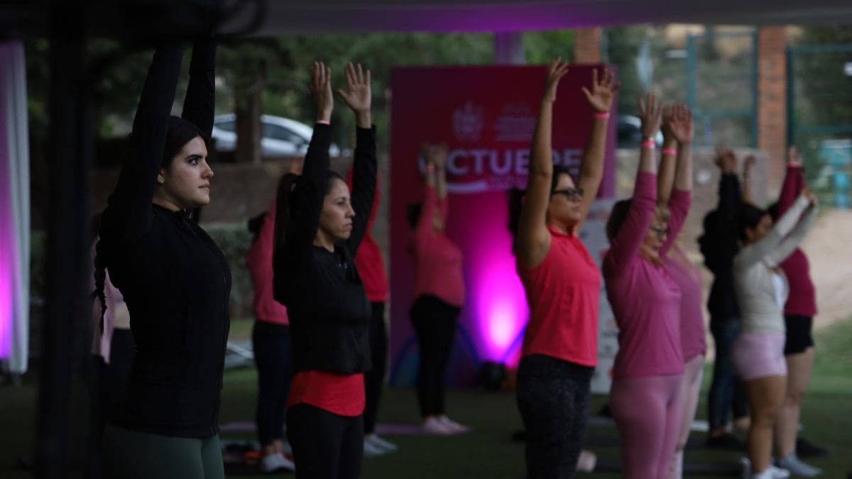 Yoga con causa recauda fondos para mujeres con cáncer de mama