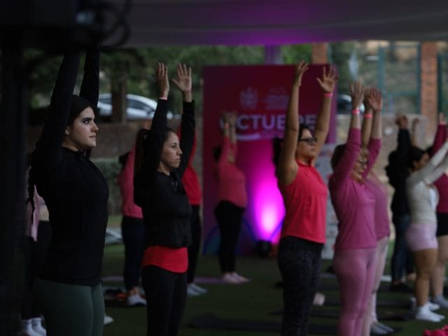 Yoga con causa recauda fondos para mujeres con cáncer de mama