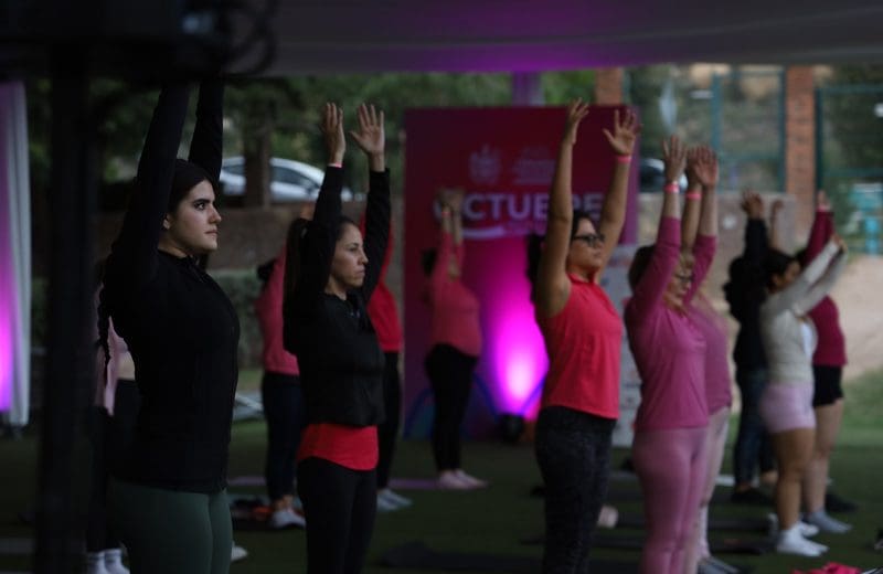 Yoga con causa recauda fondos para mujeres con cáncer de mama