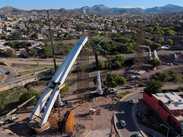 Avanza montaje de la sección 3 del arco de la Gaza atirantada