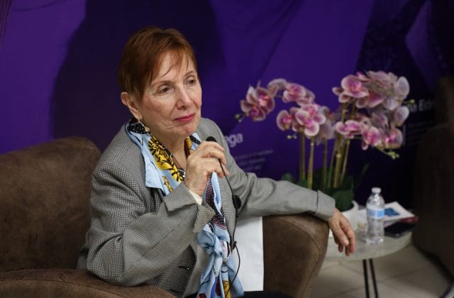 María Esther Orozco firma mural de mujeres mexicanas destacadas