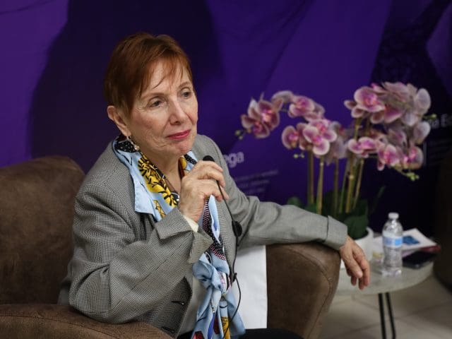 María Esther Orozco firma mural de mujeres mexicanas destacadas